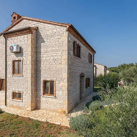 Zoe Villa *